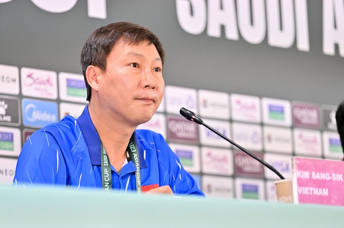 HLV Kim Sang-sik tham dự họp báo tại vòng chung kết U23 châu Á 2026 ở Arab Saudi. Ảnh: AFC