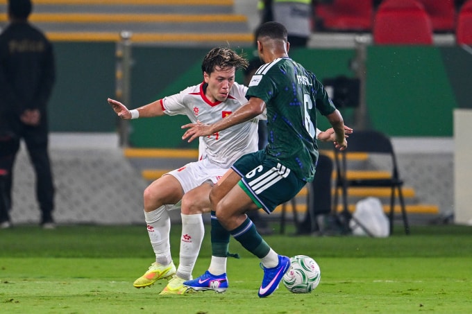 Tiền vệ Việt Nam Lê Viktor (áo trắng) thi đấu trong trận thắng Arab Saudi 1-0 ở lượt cuối bảng A VCK U23 châu Á 2026, trên sân Prince Abdullah Al Faisal ở Jeddah, Arab Saudi ngày 12/1/2026. Ảnh: AFC