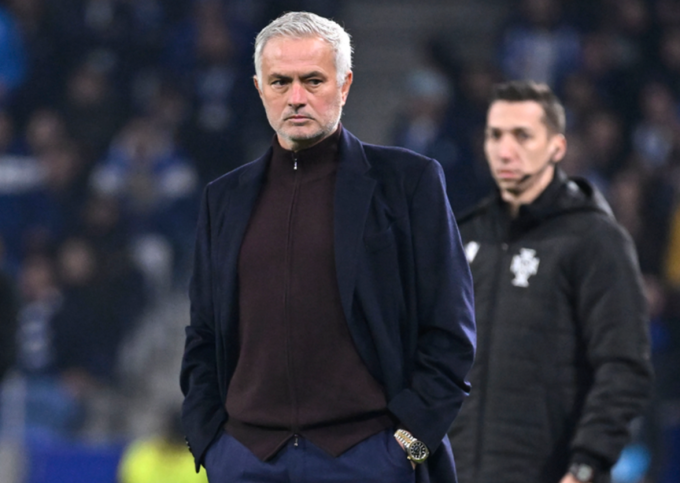HLV Jose Mourinho phản ứng trong trận Benfica thua Porto 0-1 ở tứ kết Cup Quốc gia Bồ Đào Nha ngày 14/1. Ảnh: Abola