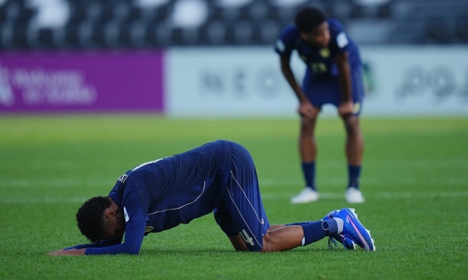 Cầu thủ Thái Lan gục đầu thất vọng sau trận hòa Trung Quốc 0-0 ở lượt cuối bảng D U23 châu Á trên sân Al Shabab, thành phố Riyadh, Arab Saudi tối 14/1/2026. Ảnh: Changsuek