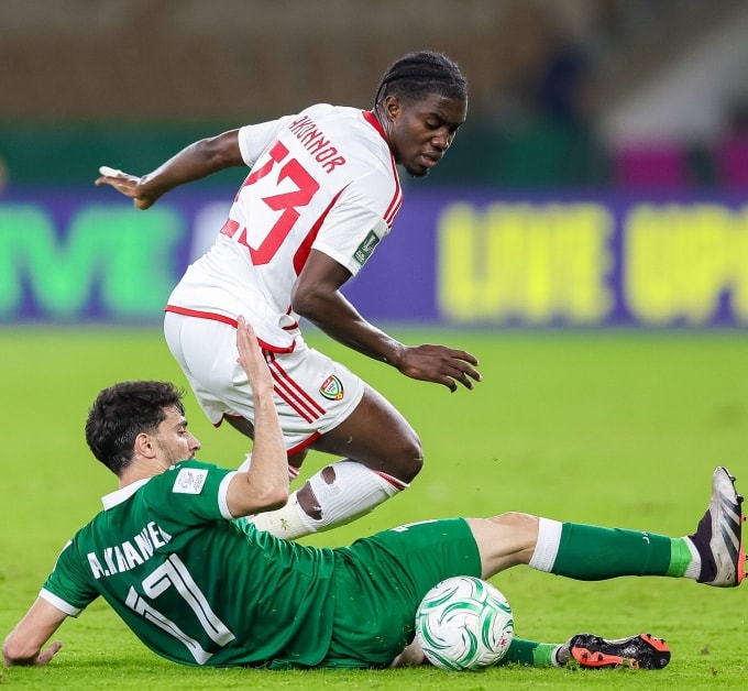 Cầu thủ UAE (áo trắng) trong trận hòa Syria 1-1 ở lượt cuối bảng A trên sân Prince Abdullah Al-Faisal, thành phố Jeddah tối 13/1/2026. Ảnh: UAENT