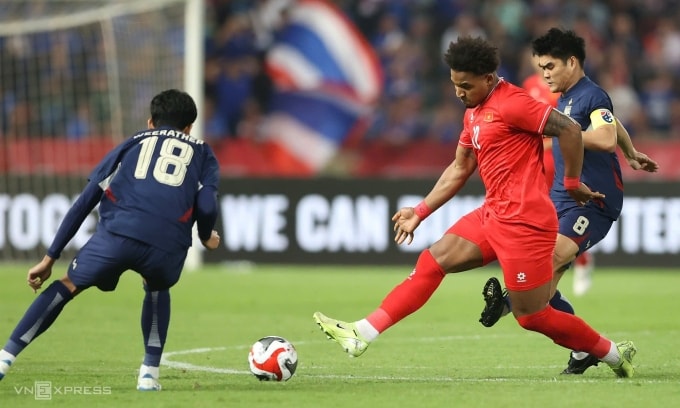 Tiền đạo Nguyễn Xuân Son chuyền bóng trong trận Việt Nam thắng Thái Lan 3-2 ở lượt về chung kết ASEAN Cup 2024 trên sân Rajamangala, thành phố Bangkok, Thái Lan tối 5/1/2024. Ảnh: Đức Đồng