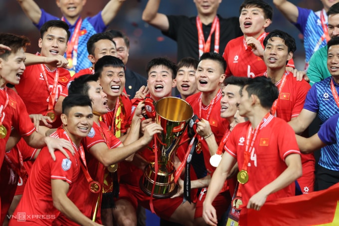 Các cầu thủ Việt Nam nâng Cup vô địch ASEAN Cup 2024 tại sân Rajamangala ở Bangkok, Thái Lan ngày 5/1/2025. Ảnh: Đức Đồng