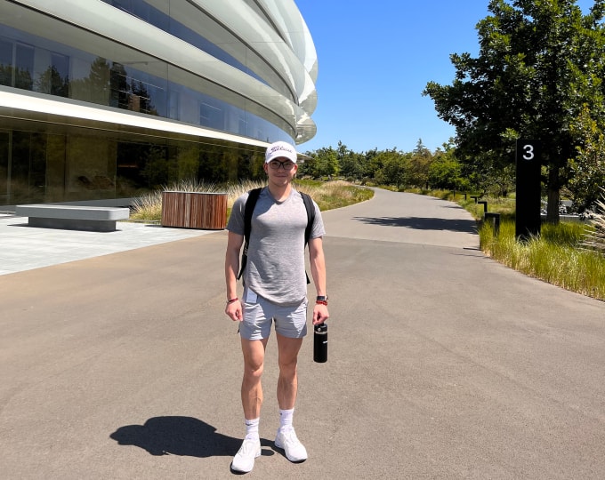 Tùng Anh đi làm tại trụ sở chính của Apple. Ảnh: Nhân vật cung cấp