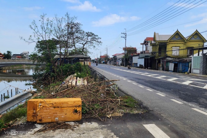 Quốc lộ 49 đoạn qua phường Dương Nỗ không thể mở rộng khi hộ dân chưa di dời. Ảnh: Võ Thạnh