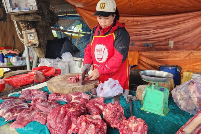 Hàng ngày, gia đình ông Lững bán thịt bò trong căn nhà tạm. Ảnh: Võ Thạnh