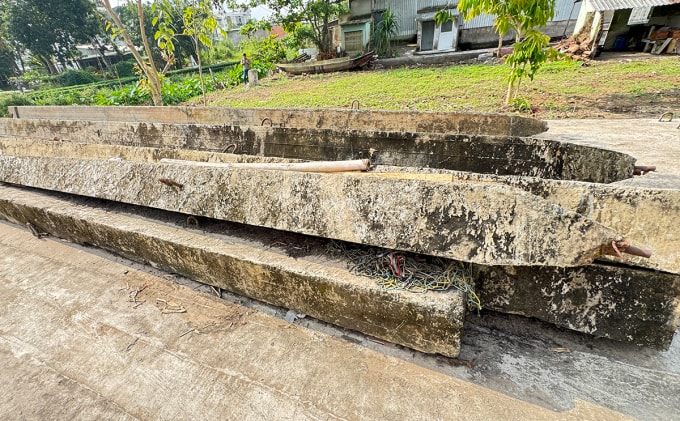 Các trụ bê tông cốt thép làm móng cầu nằm tại công trường nhiều năm qua. Ảnh: An Bình