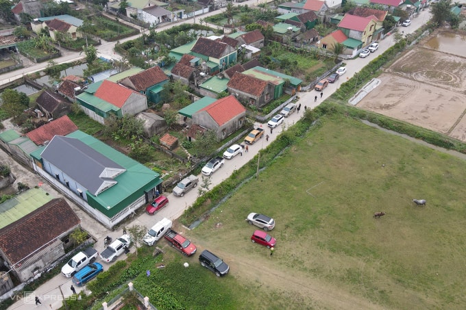 Đường vào xóm 5 Nam Lĩnh tắc nghẽn khi người dân lái ôtô về mua đất đấu giá, chiều 6/1. Ảnh: Đức Hùng