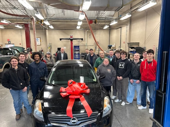 Học sinh lớp công nghệ ôtô trong một buổi trao tặng xe cho mẹ đơn thân, tháng 2/2025. Ảnh: WP