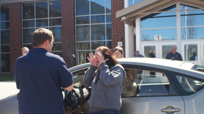 Rader bật khóc trong buổi trao xe năm 2023. Ảnh: WP