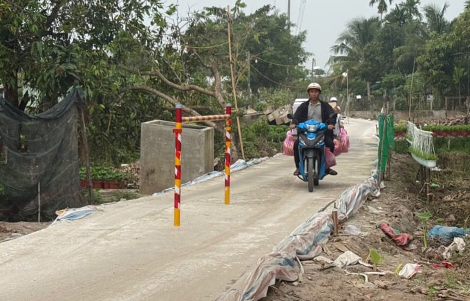 Người dân đi lại trên đường tạm mới mở. Ảnh: An Bình