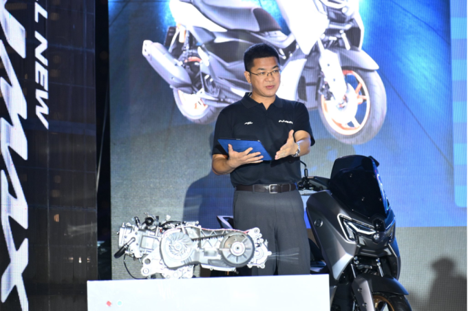 Đại diện hãng giới thiệu hệ truyền động điện tử YECVT trên Nmax 155. Ảnh: Yamaha