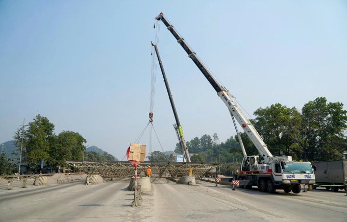 Máy cẩu được huy động để tháo hạ phần mái trạm thu phí Bỉm Sơn. Ảnh: Lê Hoàng
