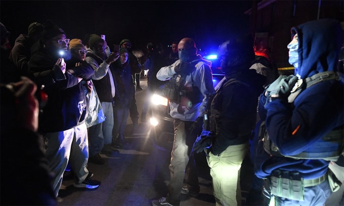 Người biểu tình đối đầu với đặc vụ ICE ở Minneapolis, bang Minnesota, Mỹ ngày 15/1. Ảnh: AFP