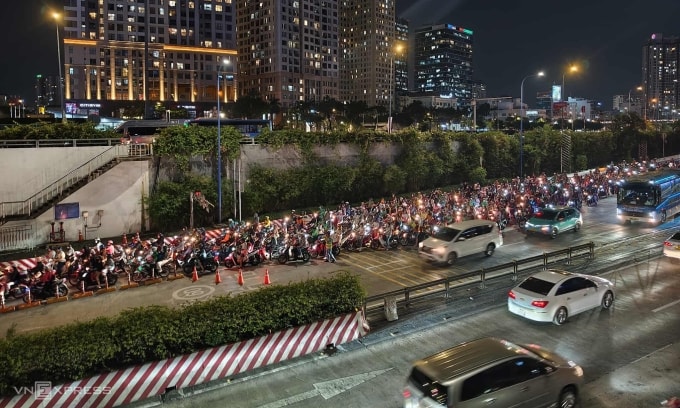 Dòng xe ùn tắc kéo dài từ hướng từ quận 1 cũ qua TP Thủ Đức cũ. Ảnh: Đình Văn