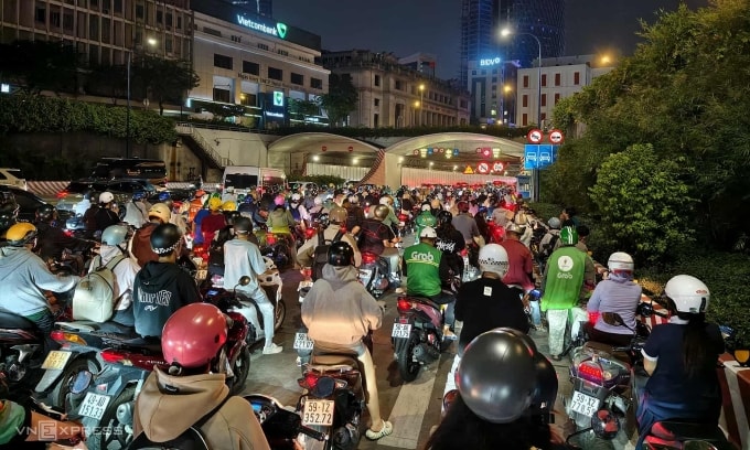 Ùn tắc kéo dài ở đường hầm. Ảnh: Đình Văn