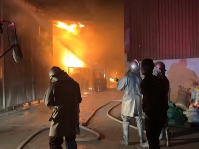 Một vụ cháy xưởng sản xuất ở Đan Phượng, Hà Nội, hôm 10/1. Ảnh: Tiền Tiến