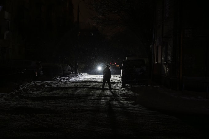 Một khu phố Kiev chìm trong bóng tối vì mất điện hôm 11/1. Ảnh: AFP