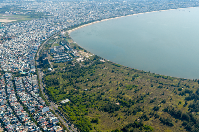 Khu vực Vịnh Đà Nẵng, dọc đường Nguyễn Tất Thành hiện đã có dự án lấn biển khu đô thị quốc tế Đa Phước. Ảnh: Nguyễn Đông