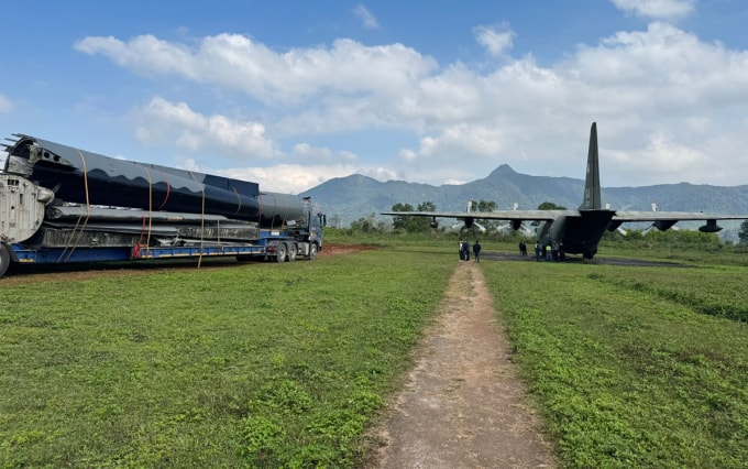 Máy bay C-119  lắp đặt cạnh máy bay C130 bên phải. Ảnh: Minh Anh