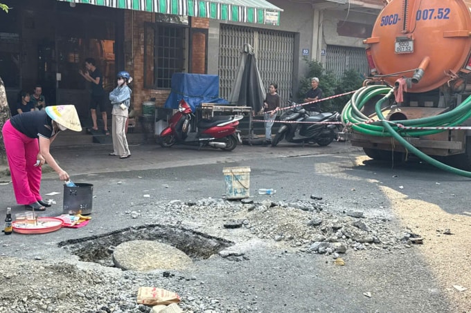 Hố ga nơi hai công nhân gặp nạn. Ảnh: Minh Bằng