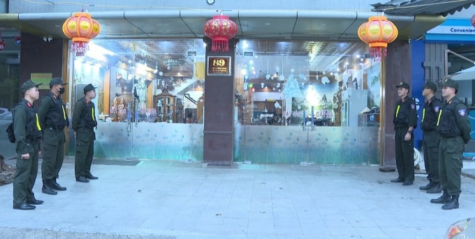 Công an phong toả, khám xét căn nhà của ông Biên ở số 89 Dương Đình Nghệ, phường Hạc Thành. Ảnh: Lam Sơn