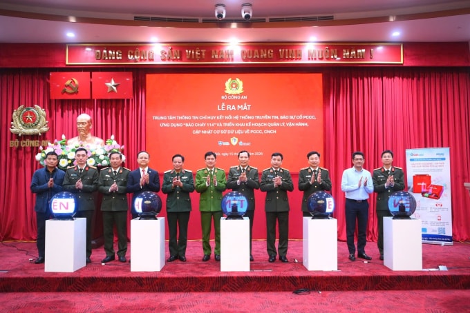 Các đại biểu thực hiện nghi thức bấm nút ra mắt Trung tâm thông tin chỉ huy kết nối hệ thống truyền tin, báo sự cố PCCC. Ảnh: Việt An