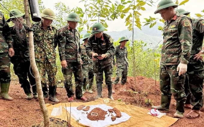 Lực lượng tim kiếm cất bốc hài chốt. Ảnh: Đội 584