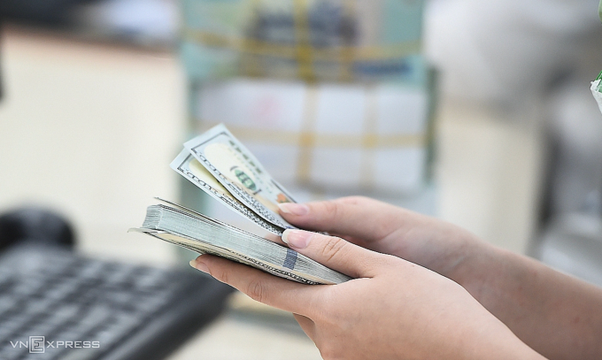 Giao dịch USD tại ngân hàng thương mại. Ảnh: Thanh Tùng