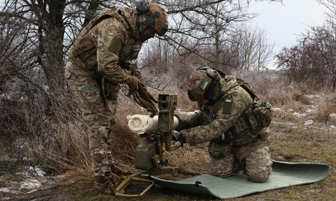 Thành viên Lữ đoàn Cơ giới số 65 Ukraine diễn tập gần tiền tuyến ở tỉnh Zaporizhzhia hôm 4/1. Ảnh: AP