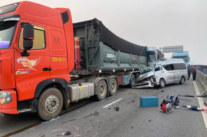 Xe khách bẹp nát phần đầu sau hai cú tông trên cao tốc Mai Sơn - quốc lộ 45 sáng 14/1. Ảnh: Lam Sơn