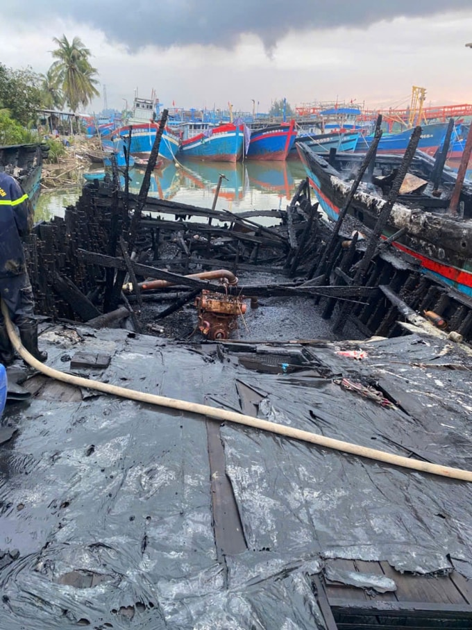 Đám cháy thiêu rụi tàu cá gần như hoàn toàn. Ảnh: Linh Phạm