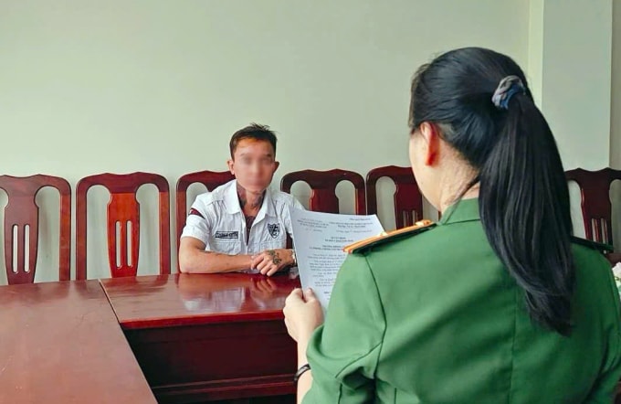 Người đăng thông tin sai sự thật tại cơ quan công an. Ảnh: Công an cung cấp