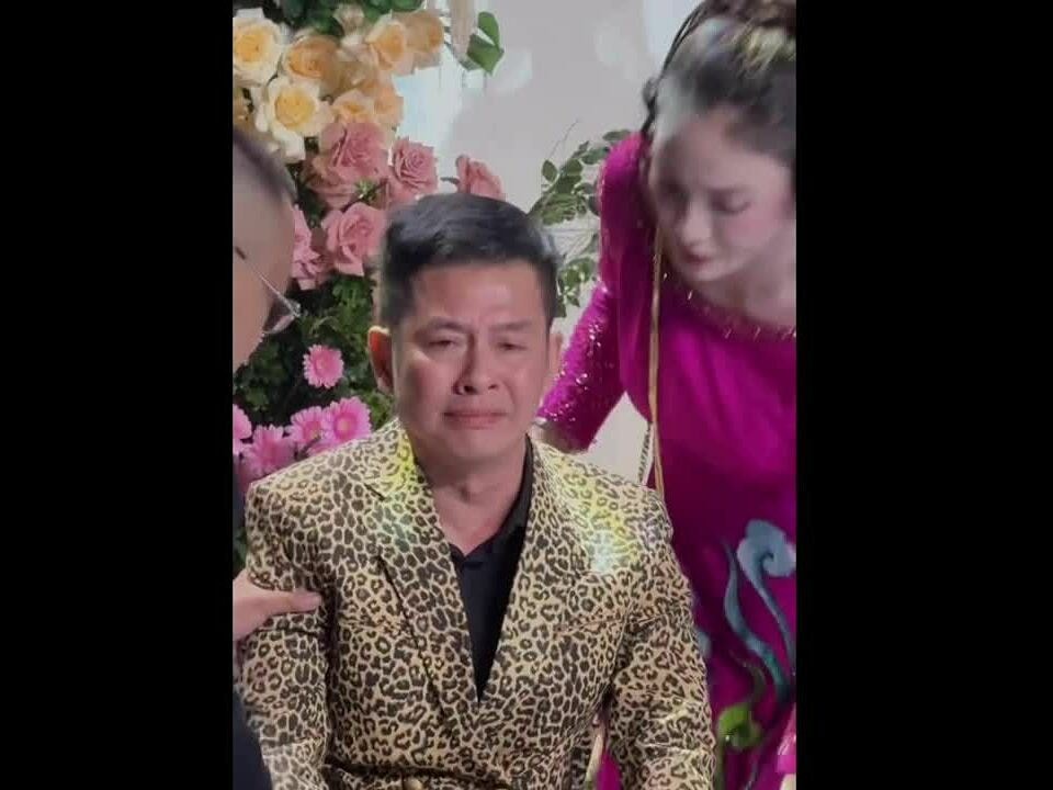 Diễn viên Tấn Beo được vợ dìu trong lễ cưới con trai