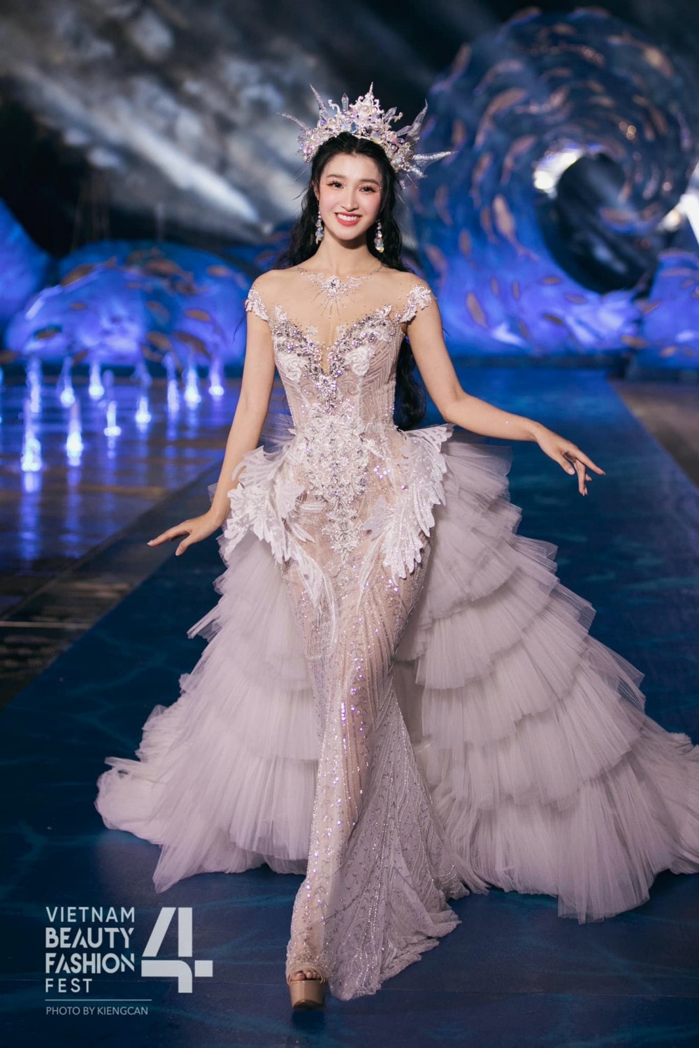 Á hậu Phương Nhi diễn thời trang áo cưới