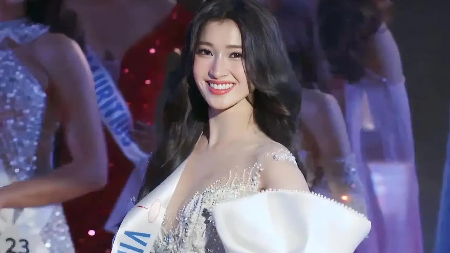 Phương Nhi catwalk tại Hoa hậu Quốc tế 2023