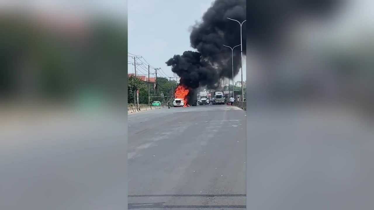 Cháy container, quốc lộ 51 kẹt cứng