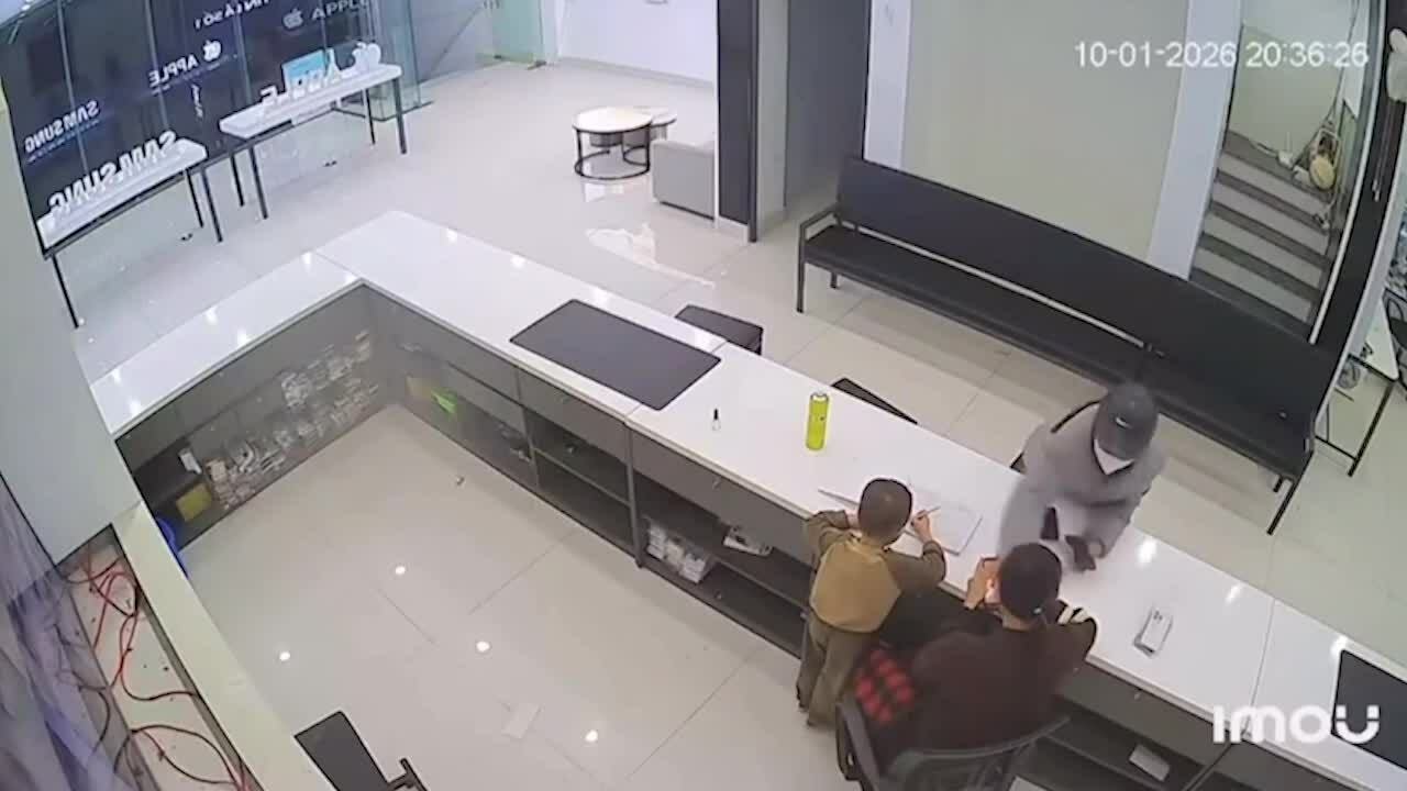 Đấm chủ cửa hàng, cướp 2 điện thoại iPhone 14 Pro Max