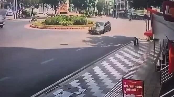 Đi ngược chiều vòng xoay, ôtô đâm bay người đi xe máy