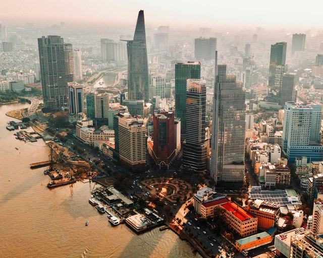 Tp.HCM “mổ xẻ” 4 điểm nghẽn lớn, quyết tâm bứt phá tăng trưởng hai con số - Ảnh 3.