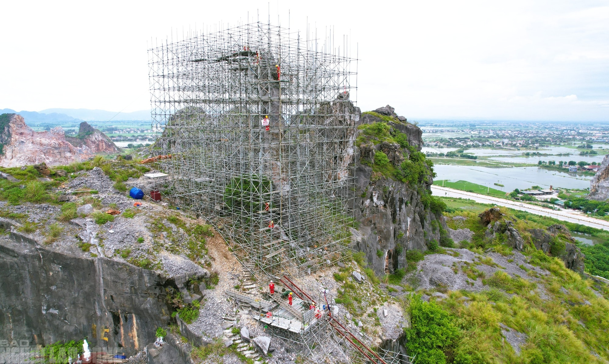 Dựng giàn giáo khủng "cứu" Hòn Vọng Phu trên đỉnh núi- Ảnh 4. Dựng giàn giáo khủng "cứu" Hòn Vọng Phu trên đỉnh núi- Ảnh 4.