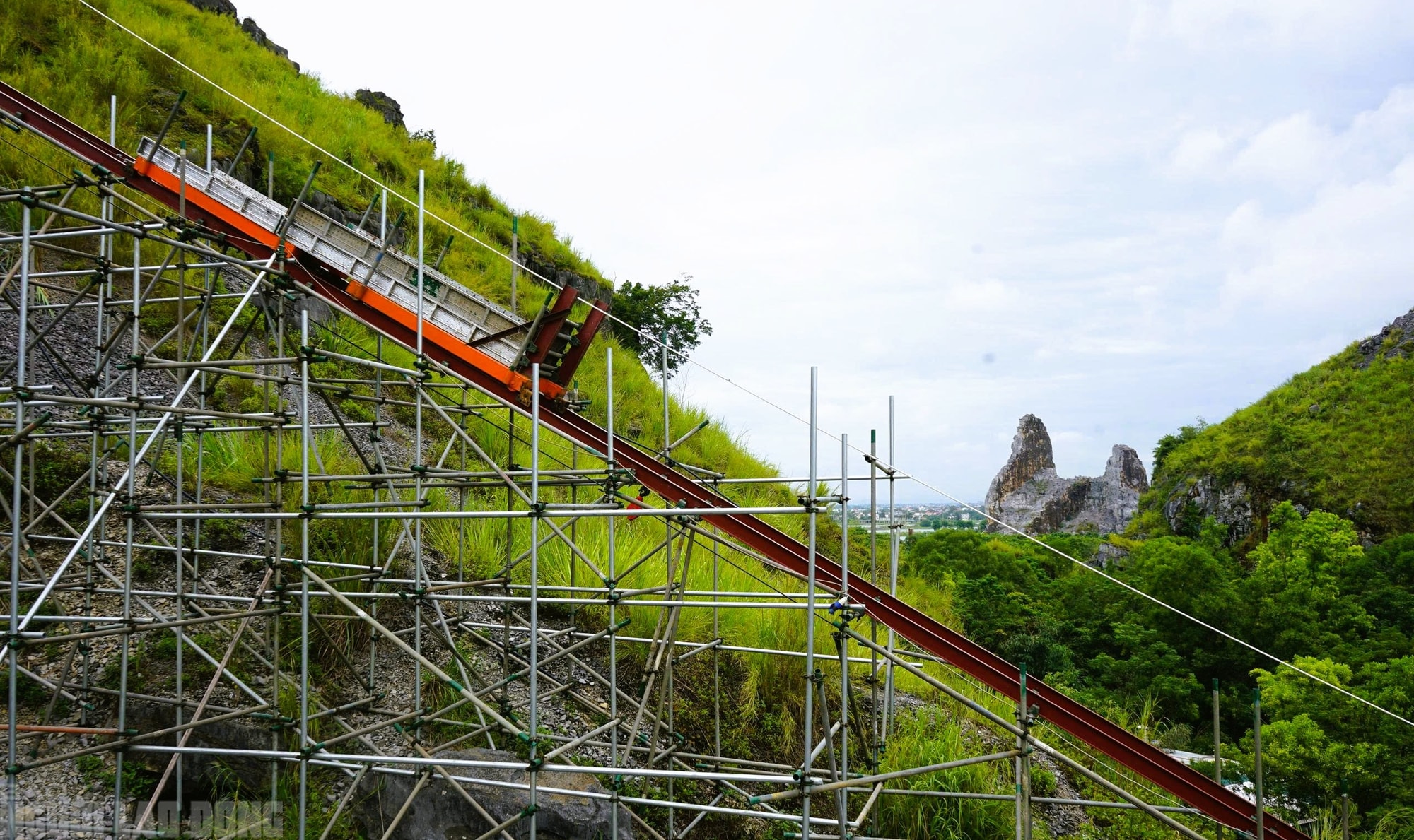 Dựng giàn giáo khủng "cứu" Hòn Vọng Phu trên đỉnh núi- Ảnh 9. Dựng giàn giáo khủng "cứu" Hòn Vọng Phu trên đỉnh núi- Ảnh 9.