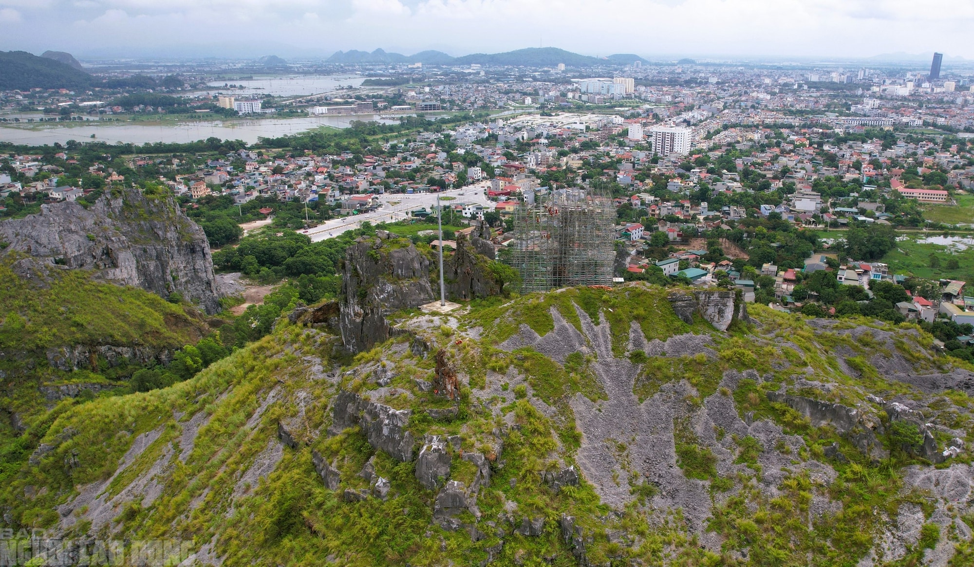 Dựng giàn giáo khủng "cứu" Hòn Vọng Phu trên đỉnh núi- Ảnh 15. Dựng giàn giáo khủng "cứu" Hòn Vọng Phu trên đỉnh núi- Ảnh 15.