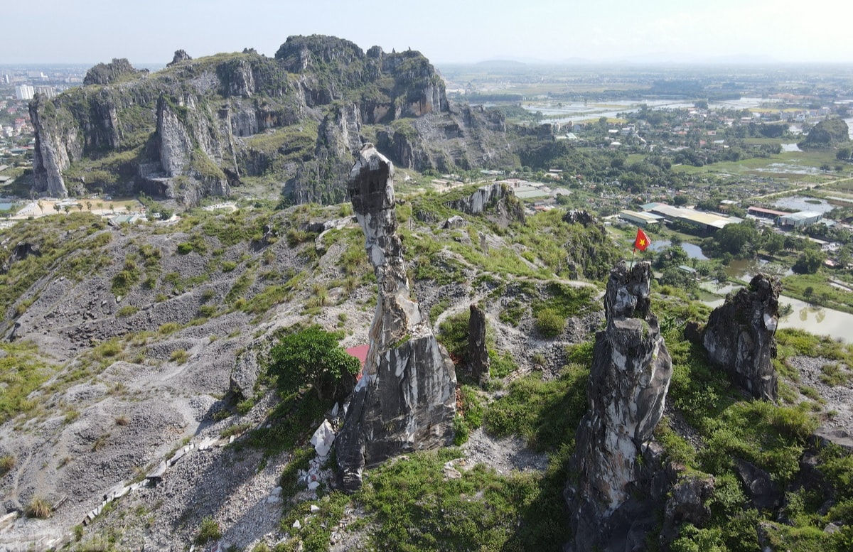 Dựng giàn giáo khủng "cứu" Hòn Vọng Phu trên đỉnh núi- Ảnh 1. Dựng giàn giáo khủng "cứu" Hòn Vọng Phu trên đỉnh núi- Ảnh 1.