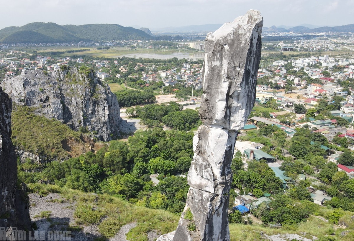 Dựng giàn giáo khủng "cứu" Hòn Vọng Phu trên đỉnh núi- Ảnh 2. Dựng giàn giáo khủng "cứu" Hòn Vọng Phu trên đỉnh núi- Ảnh 2.