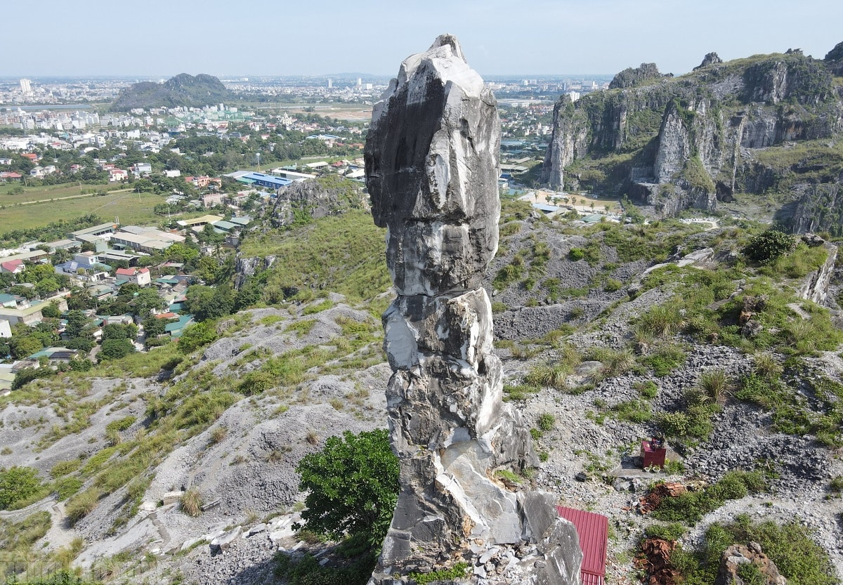 Dựng giàn giáo khủng "cứu" Hòn Vọng Phu trên đỉnh núi- Ảnh 3. Dựng giàn giáo khủng "cứu" Hòn Vọng Phu trên đỉnh núi- Ảnh 3.