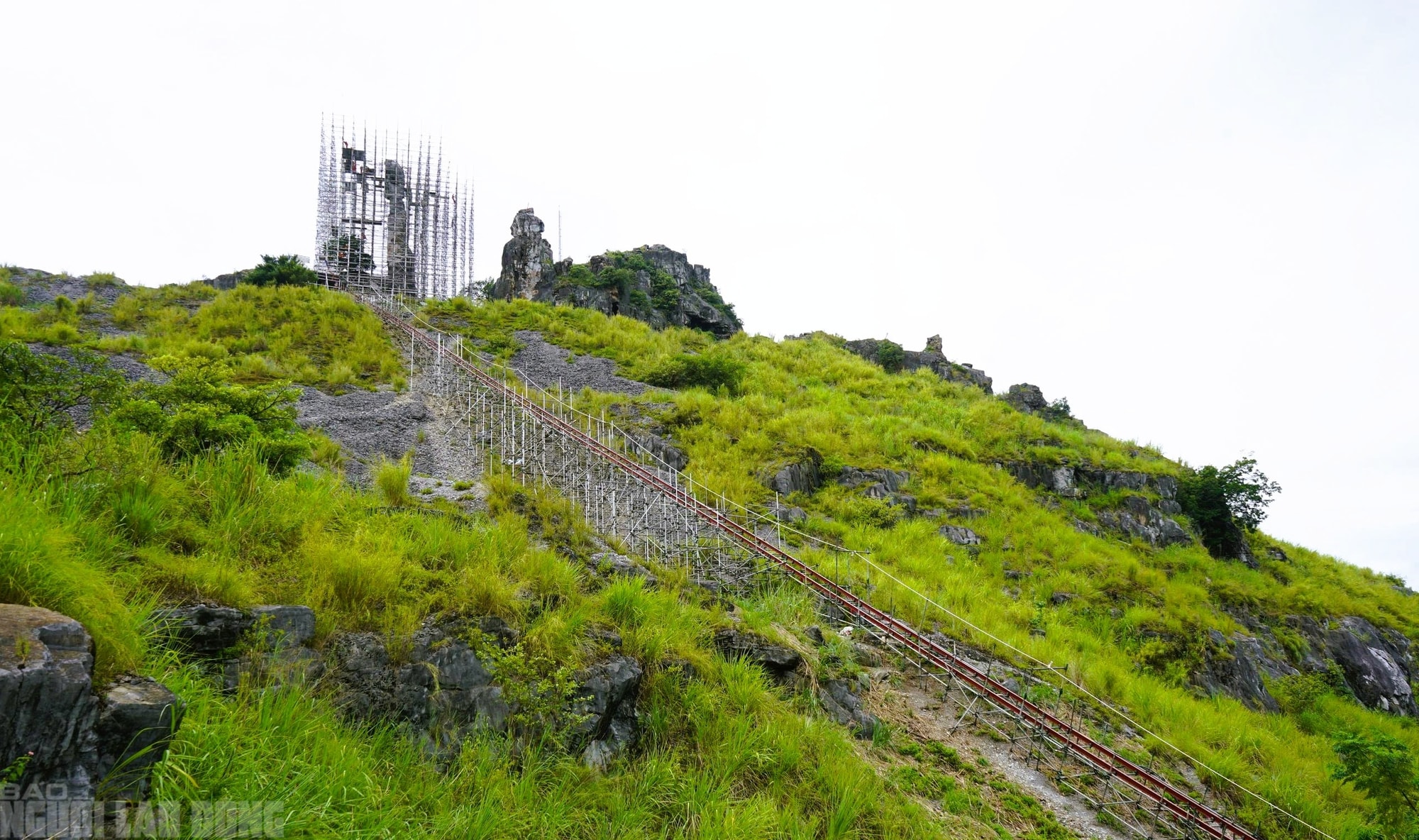 Dựng giàn giáo khủng "cứu" Hòn Vọng Phu trên đỉnh núi- Ảnh 5. Dựng giàn giáo khủng "cứu" Hòn Vọng Phu trên đỉnh núi- Ảnh 5.