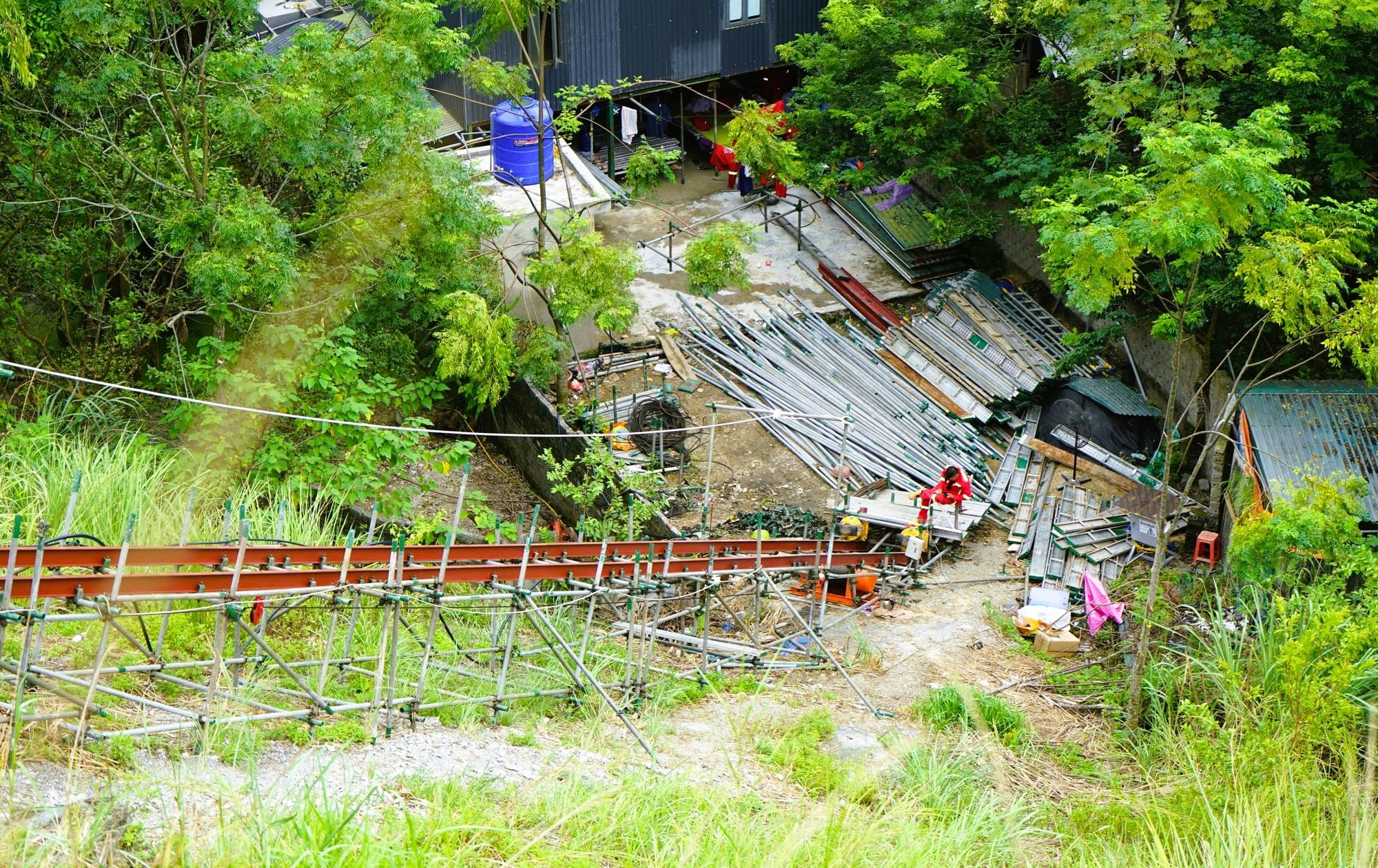 Dựng giàn giáo khủng "cứu" Hòn Vọng Phu trên đỉnh núi- Ảnh 6. Dựng giàn giáo khủng "cứu" Hòn Vọng Phu trên đỉnh núi- Ảnh 6.