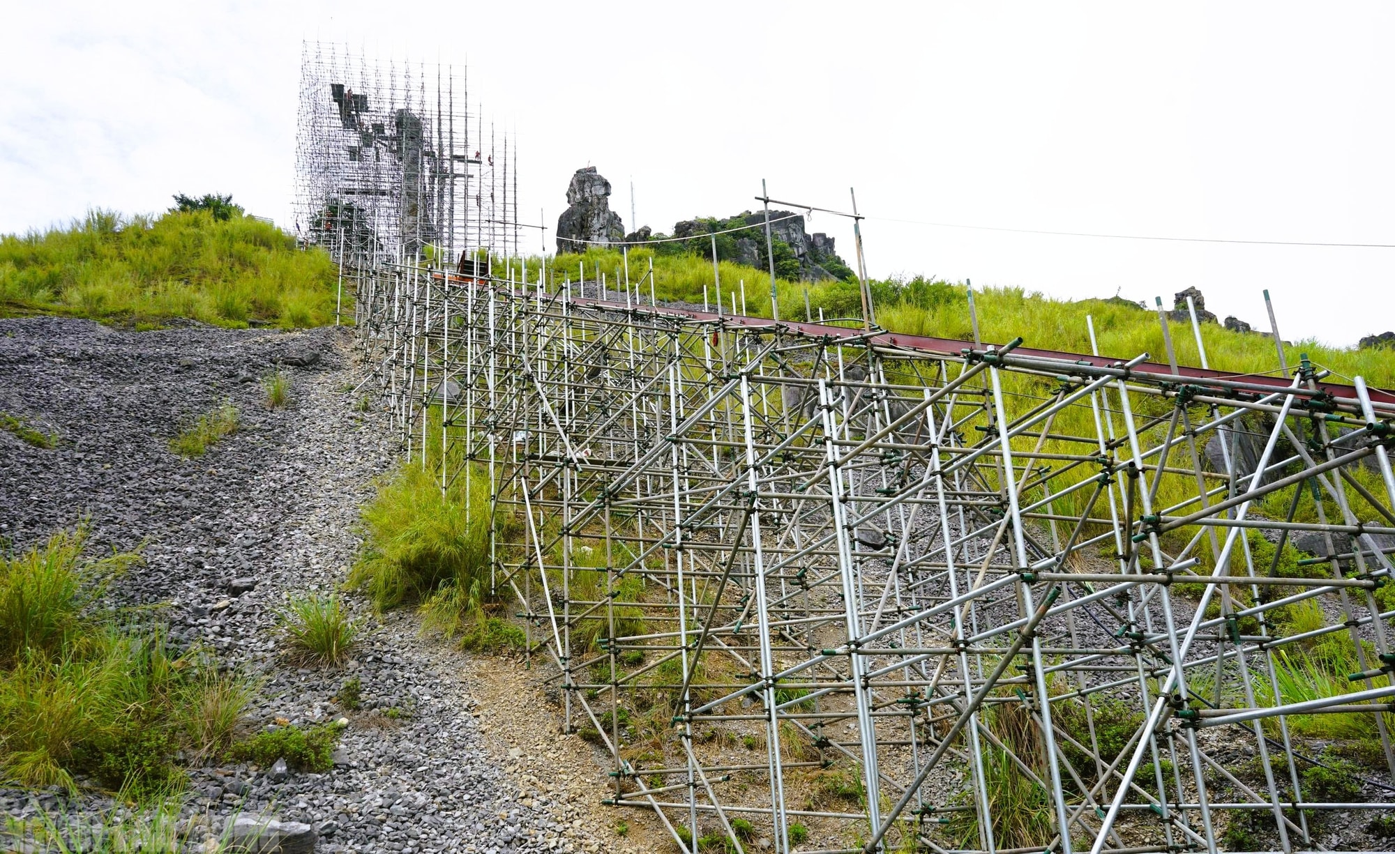 Dựng giàn giáo khủng "cứu" Hòn Vọng Phu trên đỉnh núi- Ảnh 7. Dựng giàn giáo khủng "cứu" Hòn Vọng Phu trên đỉnh núi- Ảnh 7.
