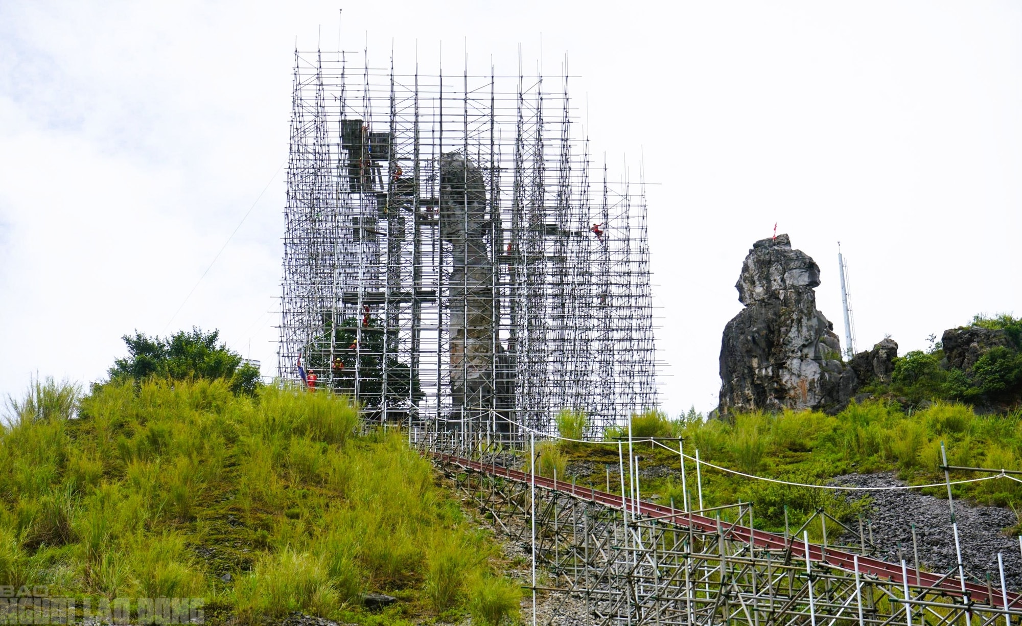 Dựng giàn giáo khủng "cứu" Hòn Vọng Phu trên đỉnh núi- Ảnh 8. Dựng giàn giáo khủng "cứu" Hòn Vọng Phu trên đỉnh núi- Ảnh 8.
